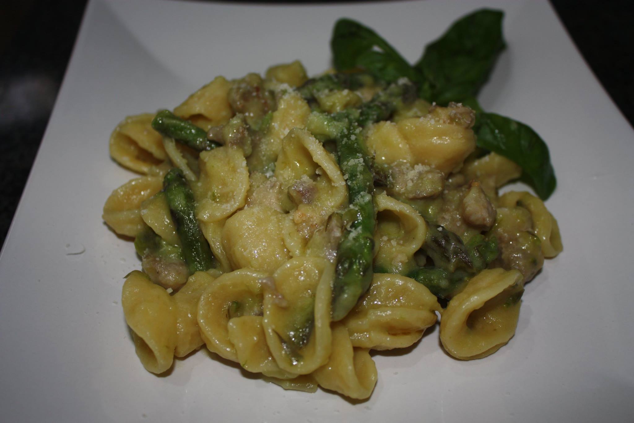 Orecchiette con asparagi, crema di patate e salsiccia