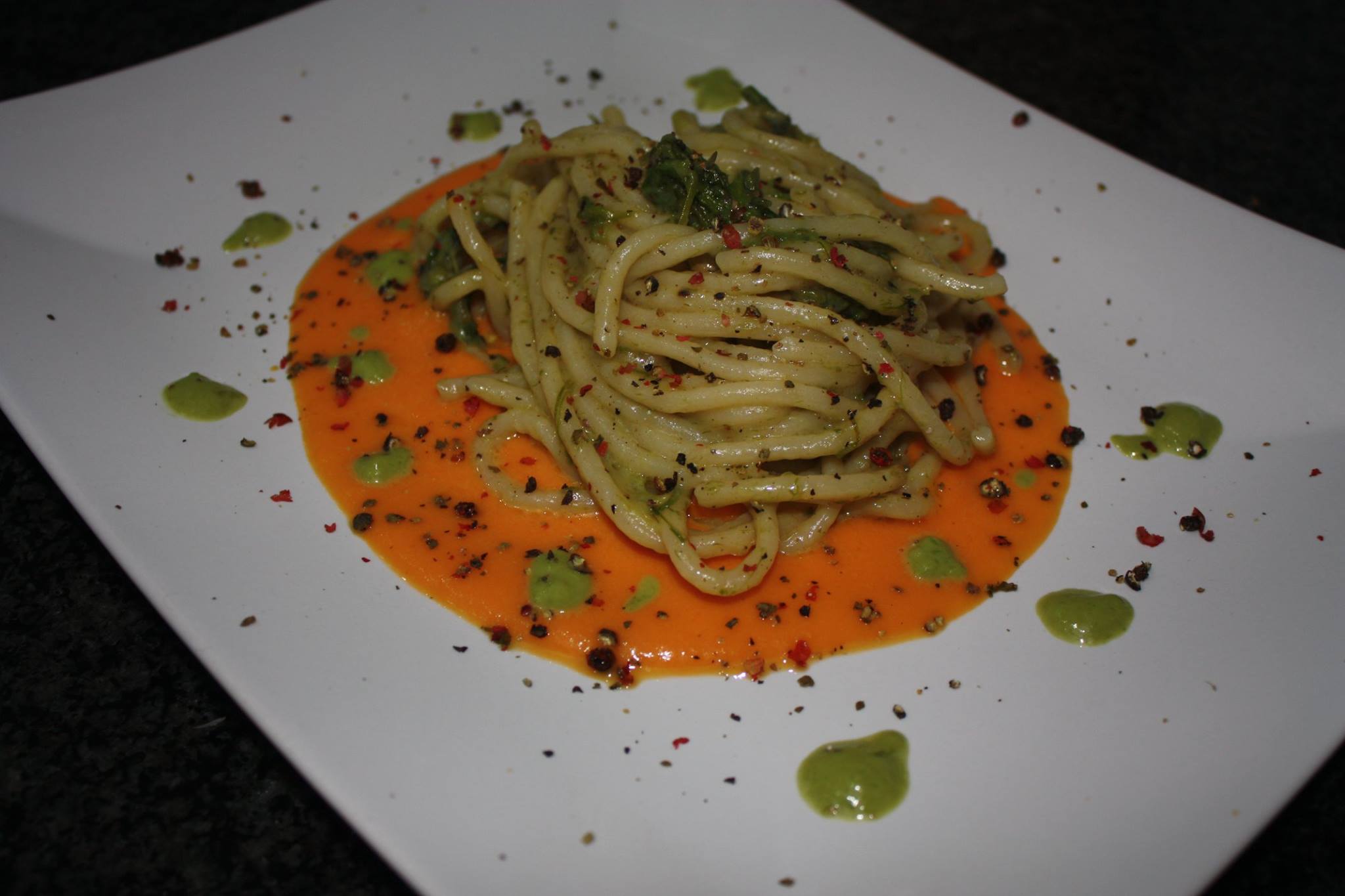 Pici toscani cacio e pepe con asparagi e filetti di acciughe su vellutata di zucca