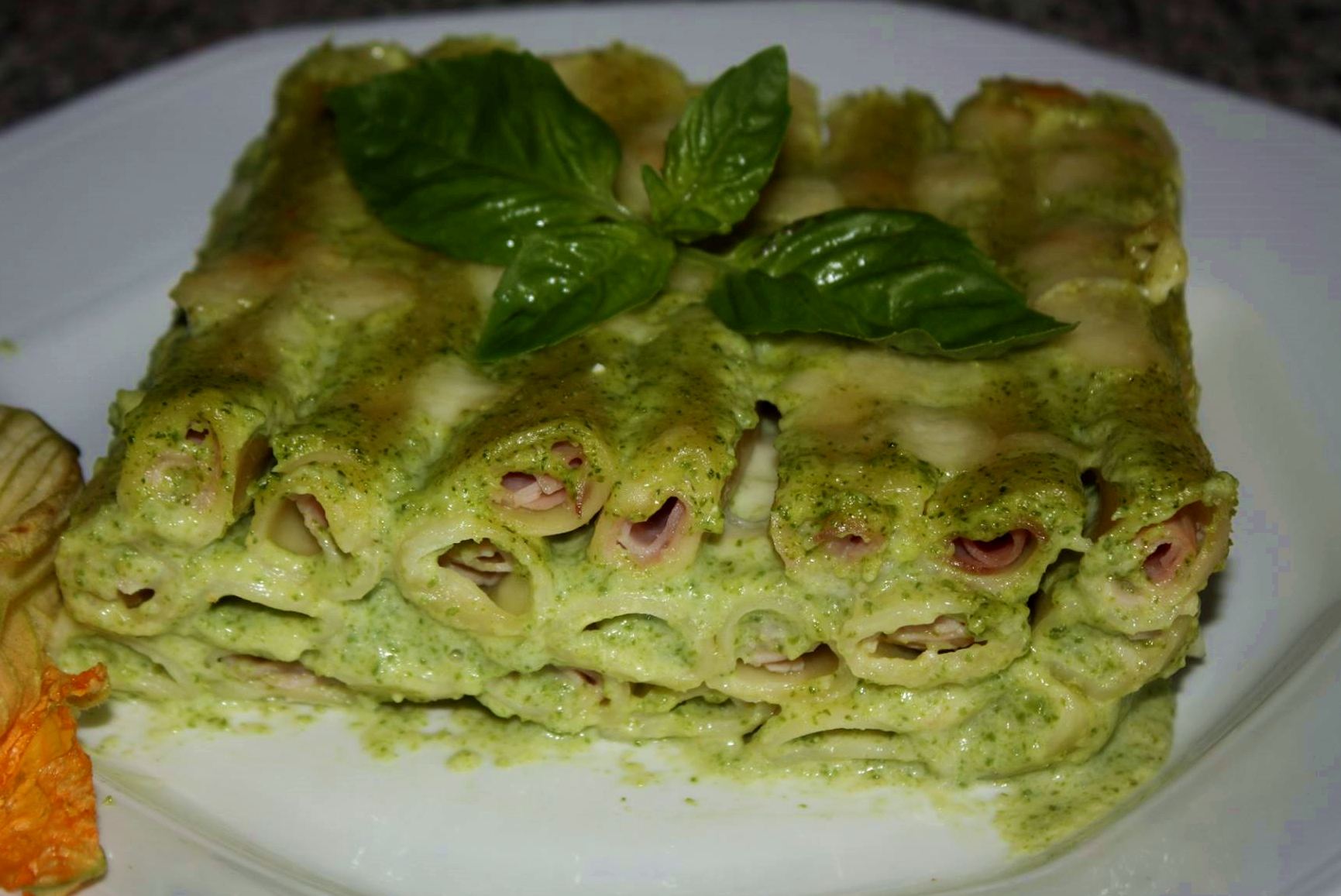 Timballo di candele lunghe di Gragnano, con cuore di cotto di Parma, crema di zucchine e fonduta al taleggio