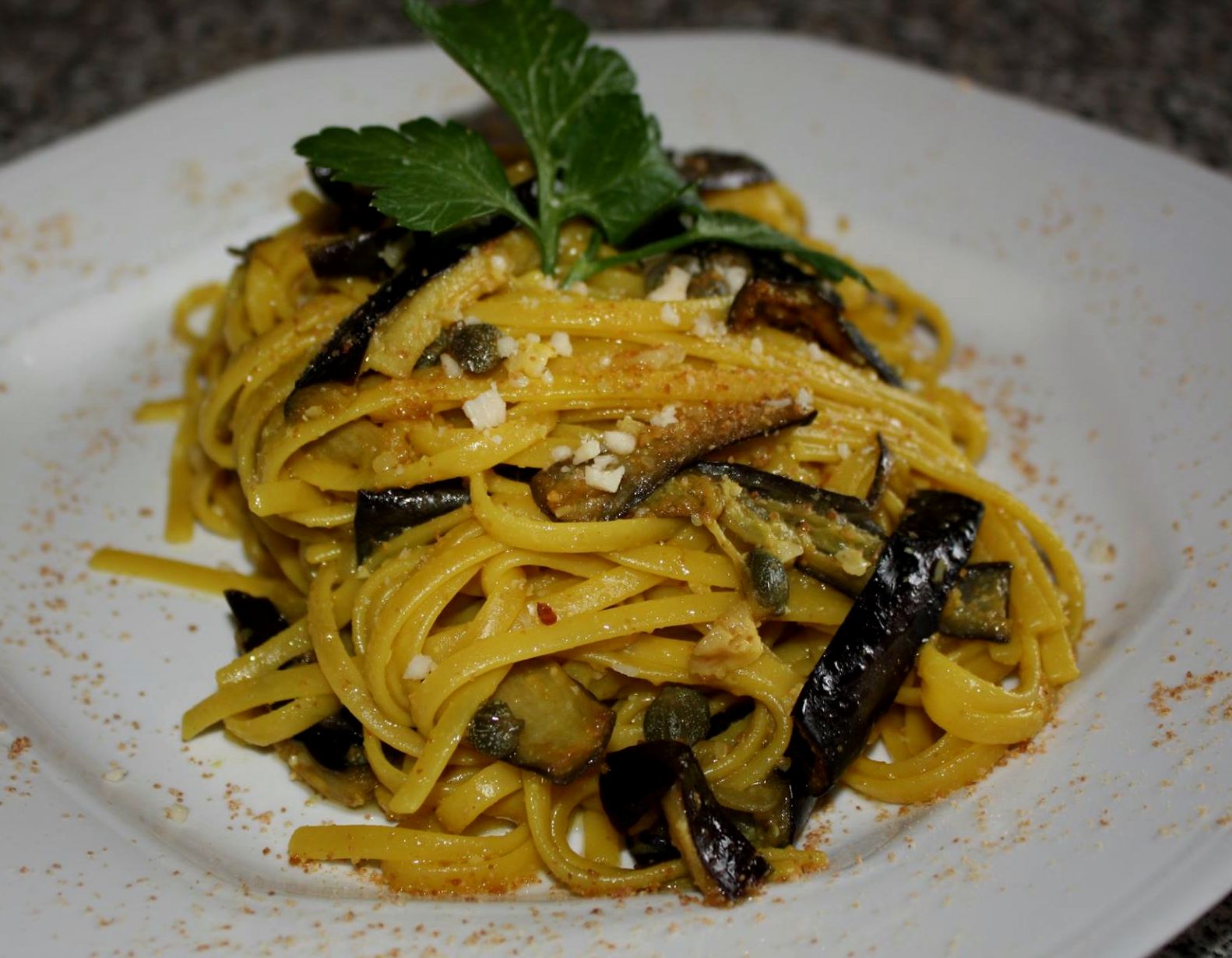 Linguine con melanzane, mandorle, capperi di Lipari, zafferano e bottarga di tonno