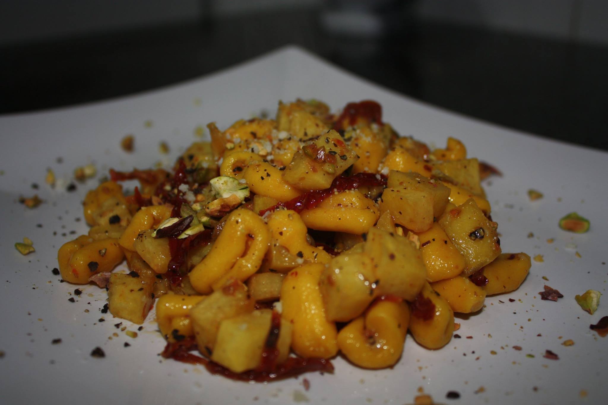 Cavatelli colorati alla curcuma con patate, pistacchi, pomodori secchi, pecorino e pepe nero in grani