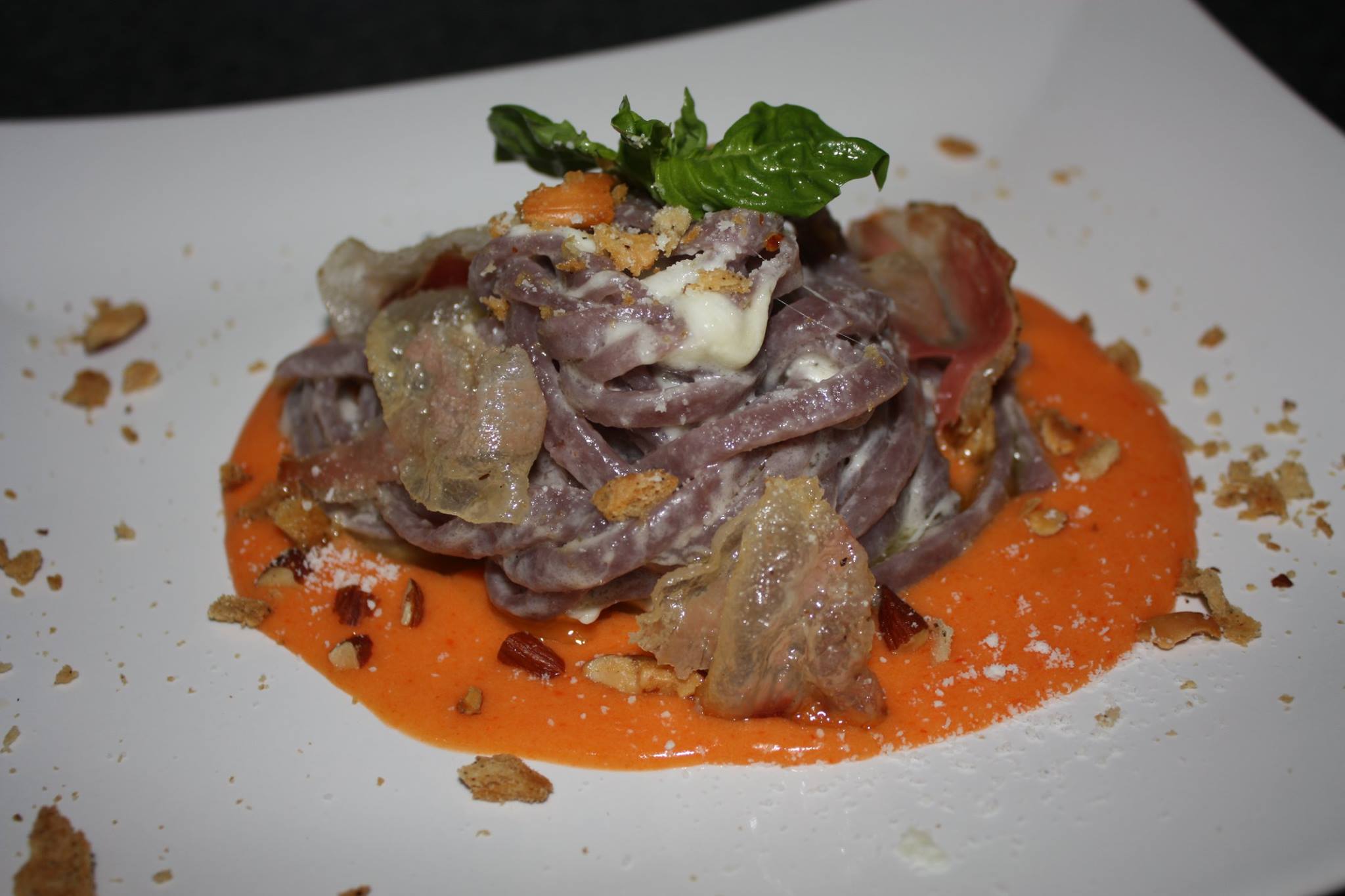 Scialatielli al vino rosso, con bufala, guanciale croccante e tarallo sbriciolato, su vellutata di patate e peperoni rossi