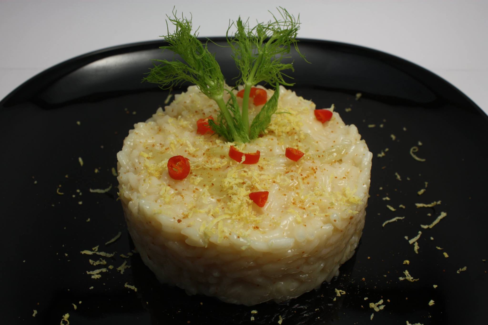 Risotto al vino bianco con finocchi, bottarga di tonno, scorzette di limone e peperoncini freschi