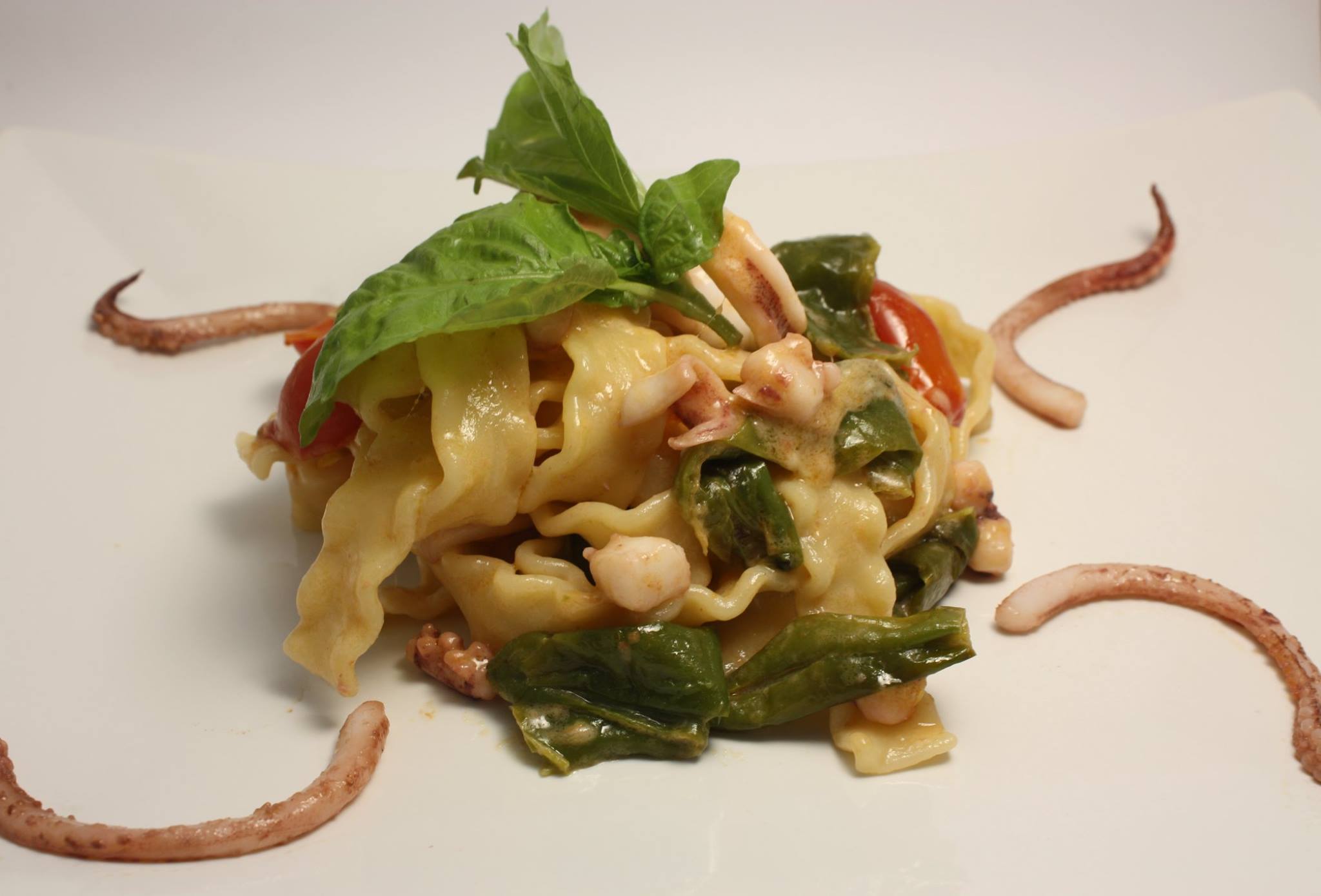 Mafalde con totani, peperoncini verdi, pomodorini e stracciata di bufala