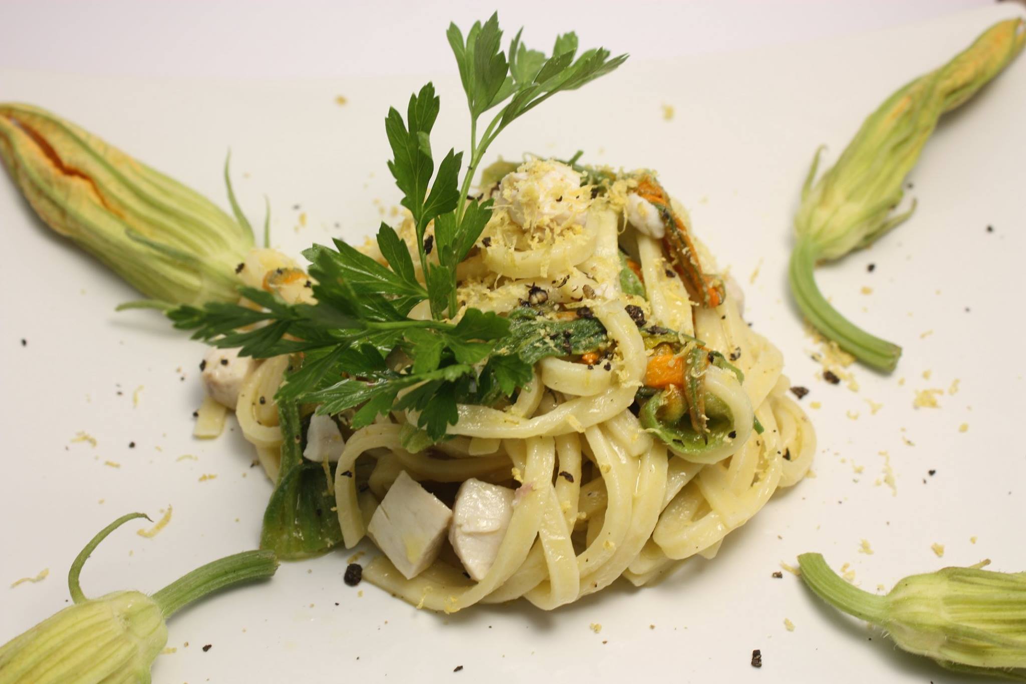 Scialatielli con ciurilli, pesce spada, scorzetta di limone e pepe nero in grani.