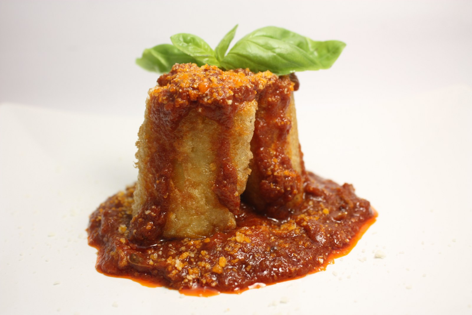 paccheri ripieni indorati e fritti al ragù napoletano