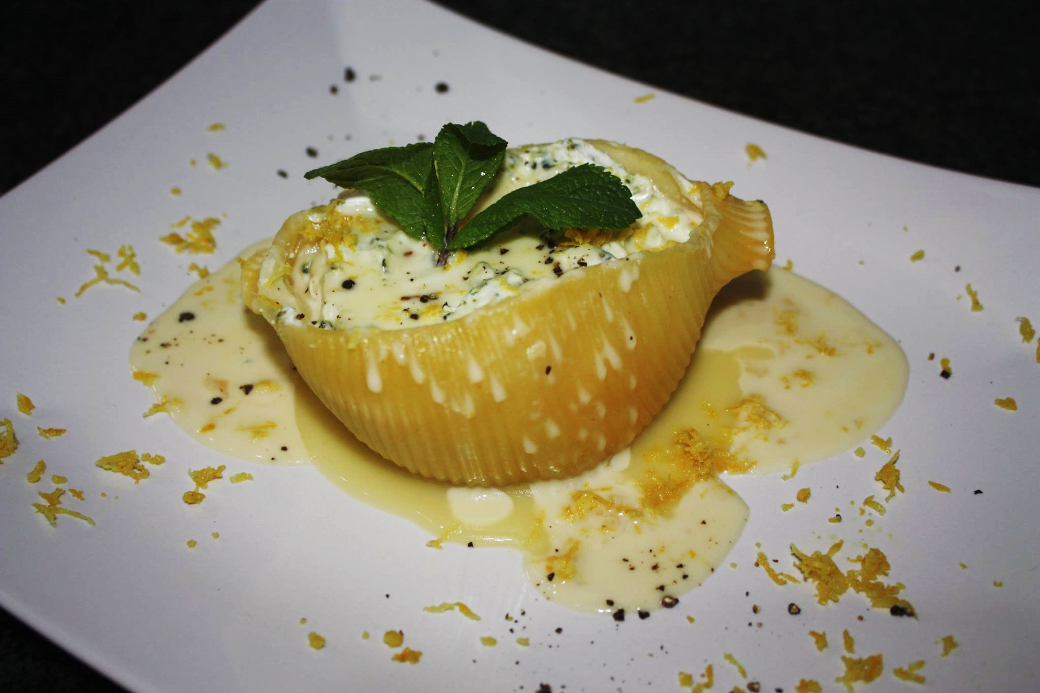 Caccavella ripiena di ricotta di bufala, broccoli e provola con fonduta al formaggio ubriaco su salsina al limone