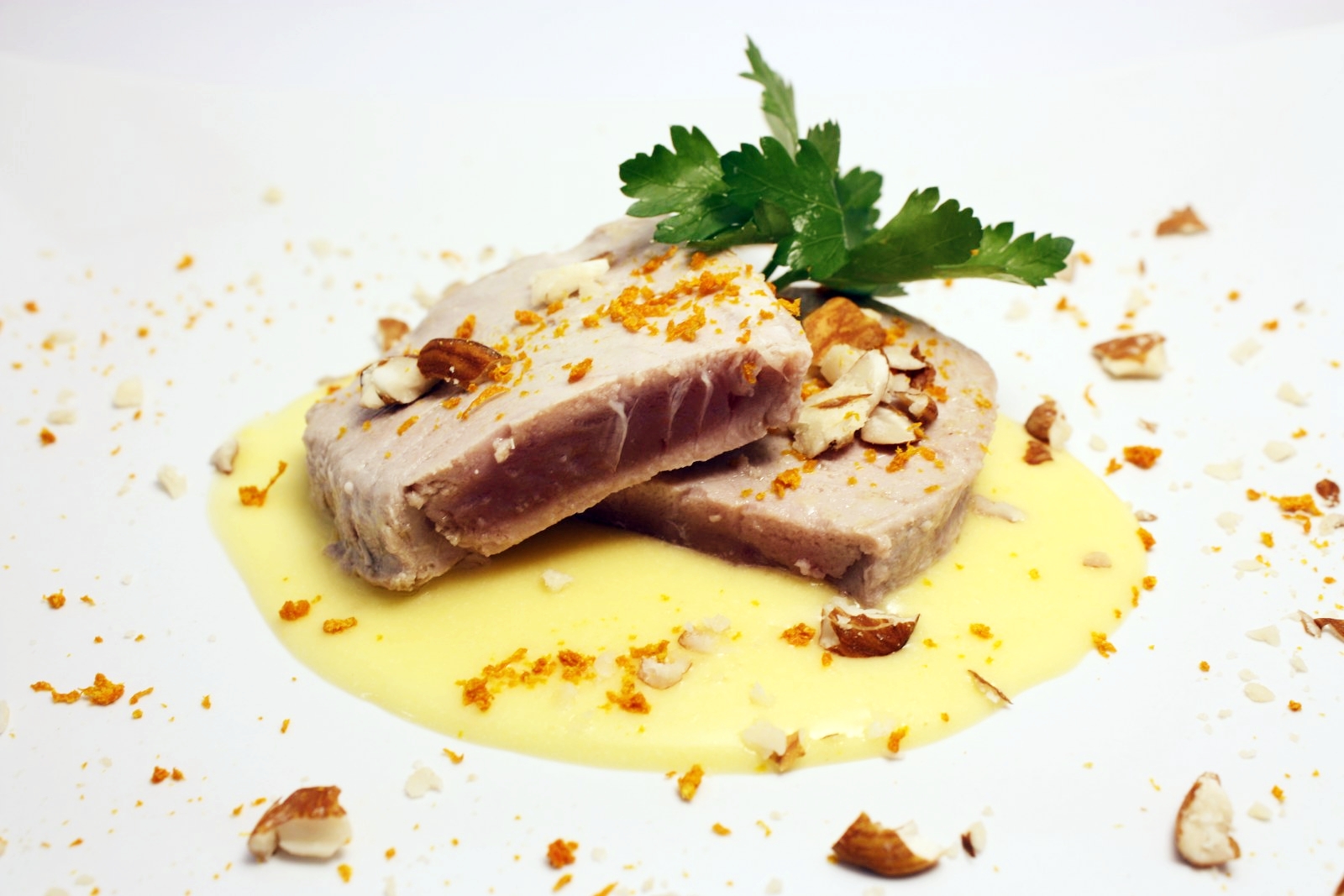 Filetto di tonno rosso con mandorle su salsa all&rsquo;arancia