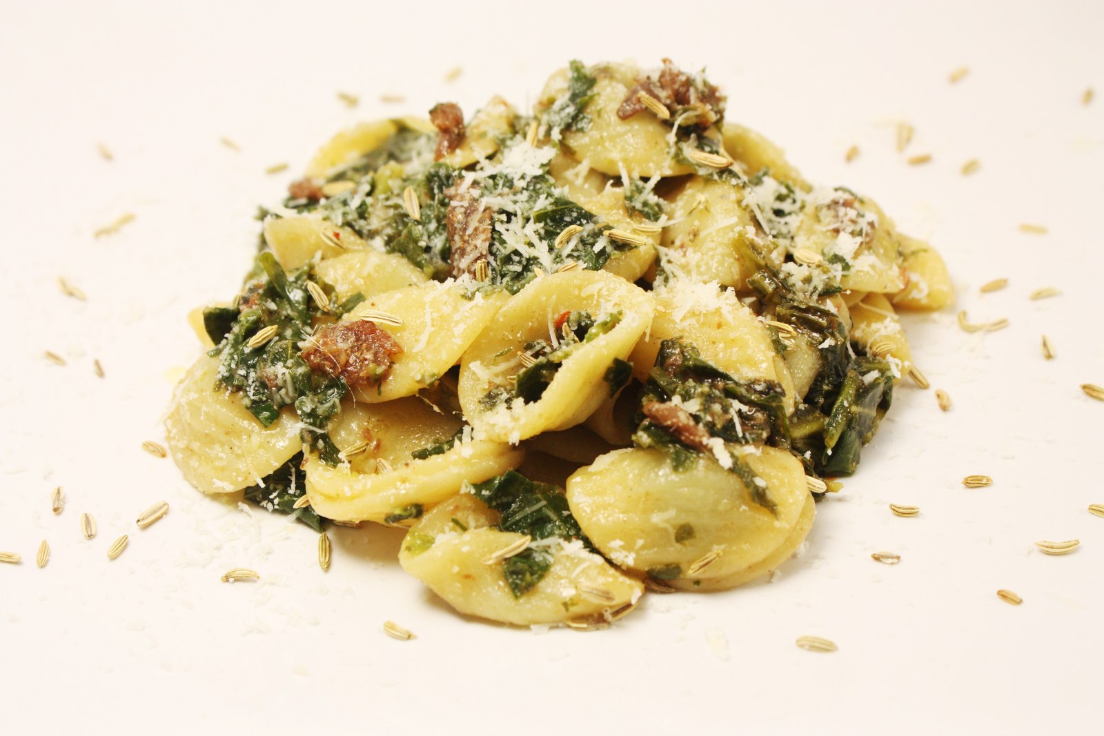 Orecchiette con torzelle, filetti di acciughe piccanti, pecorino e finocchietto