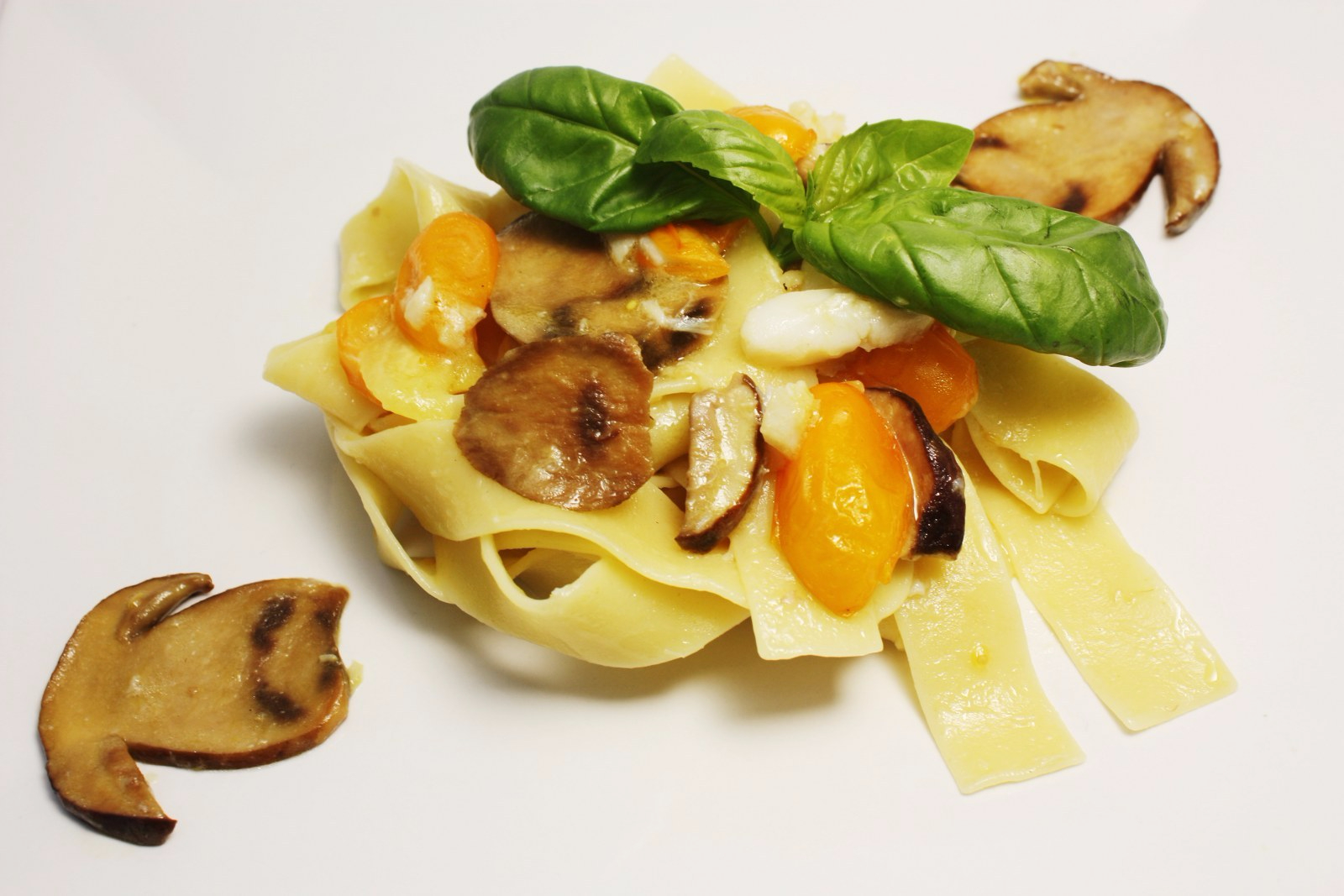 Pappardelle con porcini, baccal&agrave; e pomodorino giallo