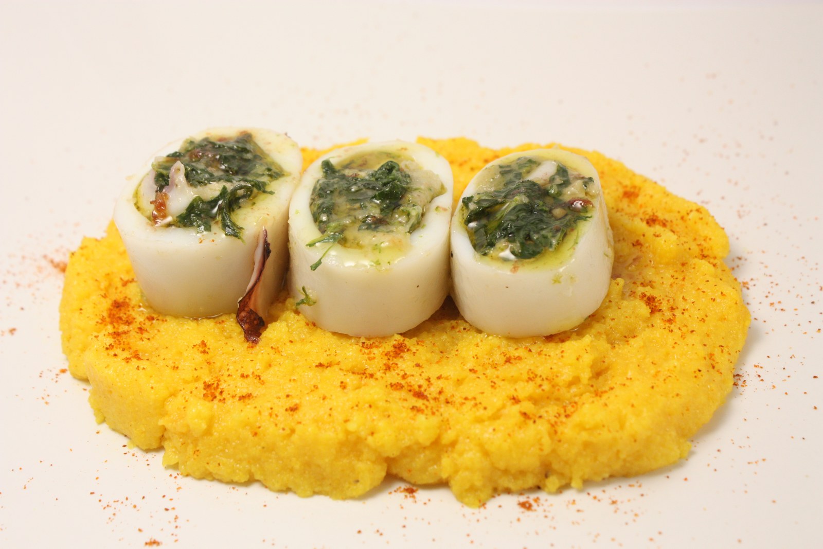 Calamaro imbottito con friarielli, provola e noci su polenta alla curcuma