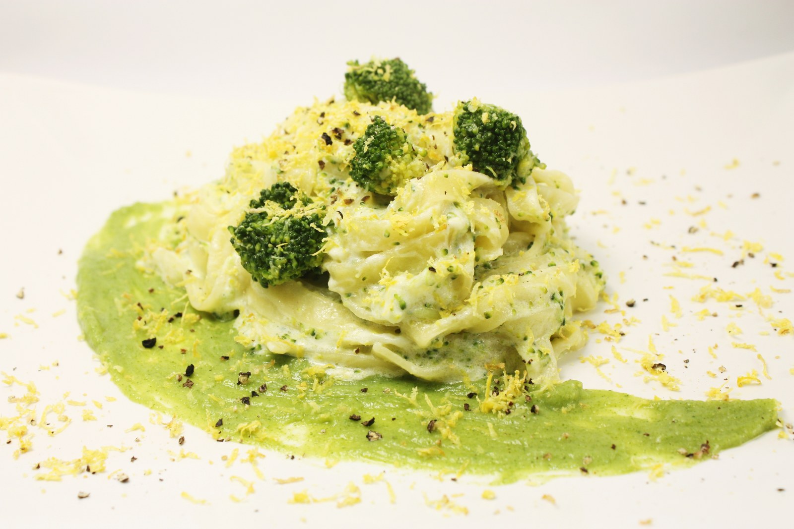 Fettuccine al limone con broccoli e stracciatella di bufala