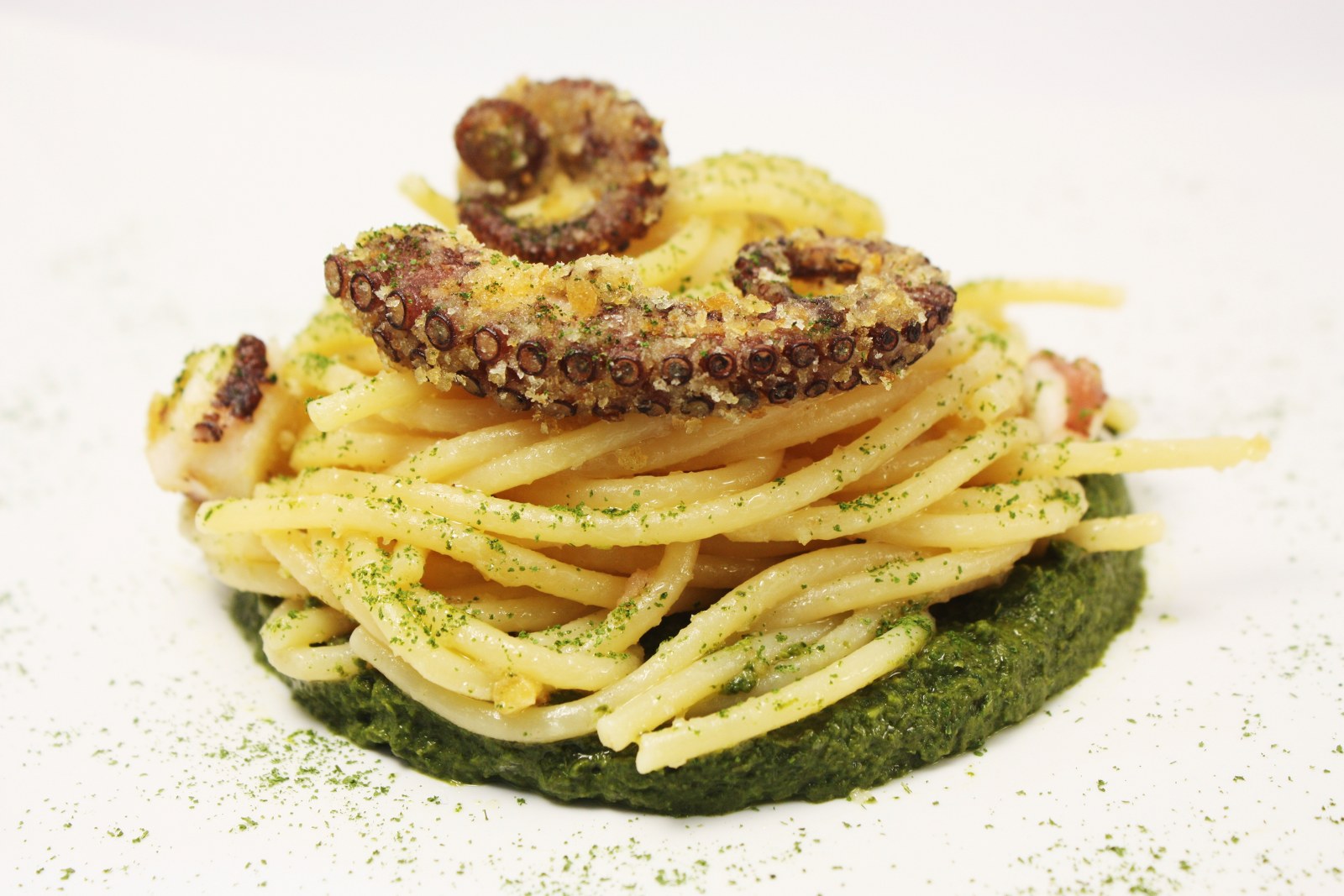 Spaghetti aglio, olio e peperoncino con purpu ammuddicato su crema di friarielli