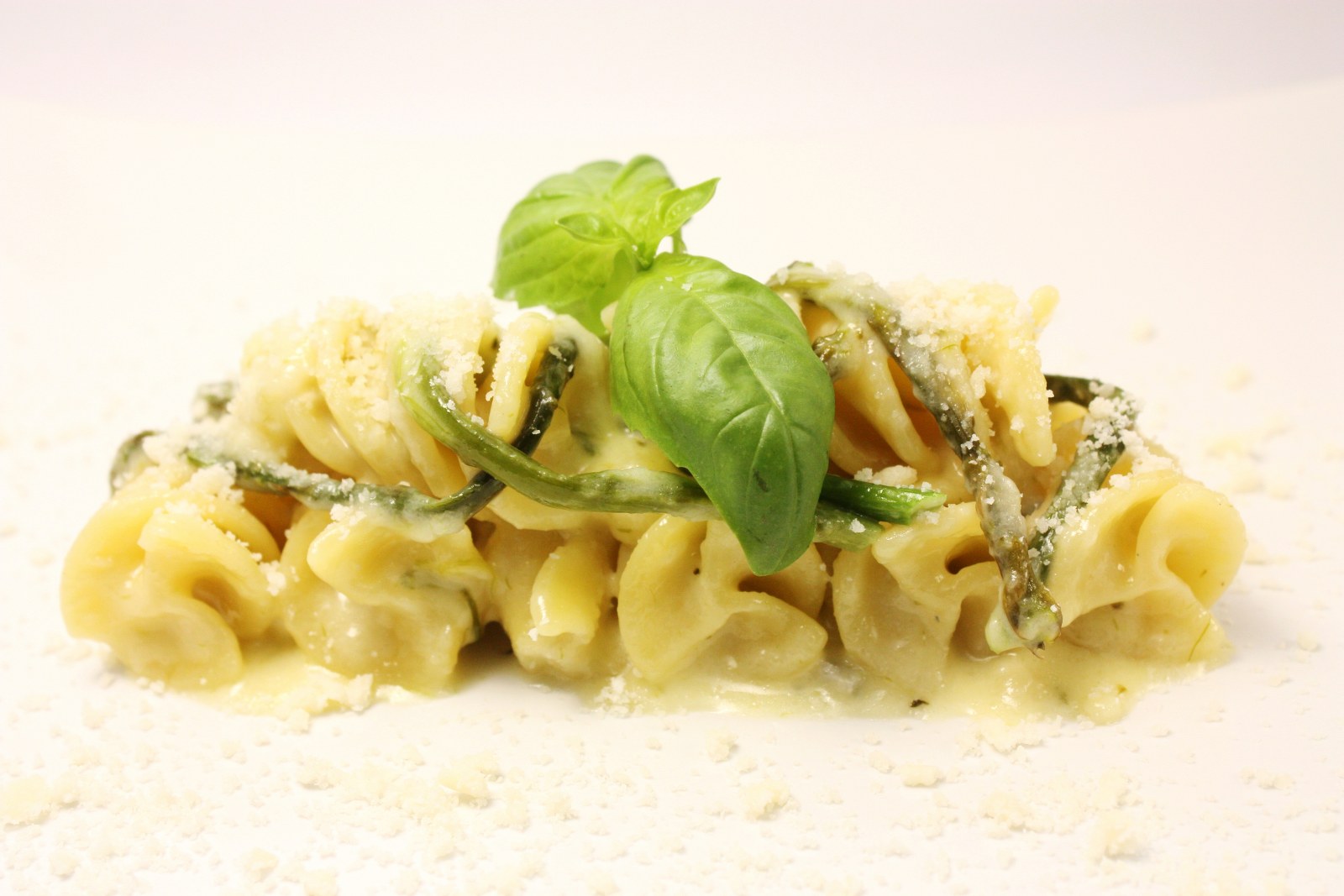 Fusilloni ai quattro formaggi con asparagi selvatici