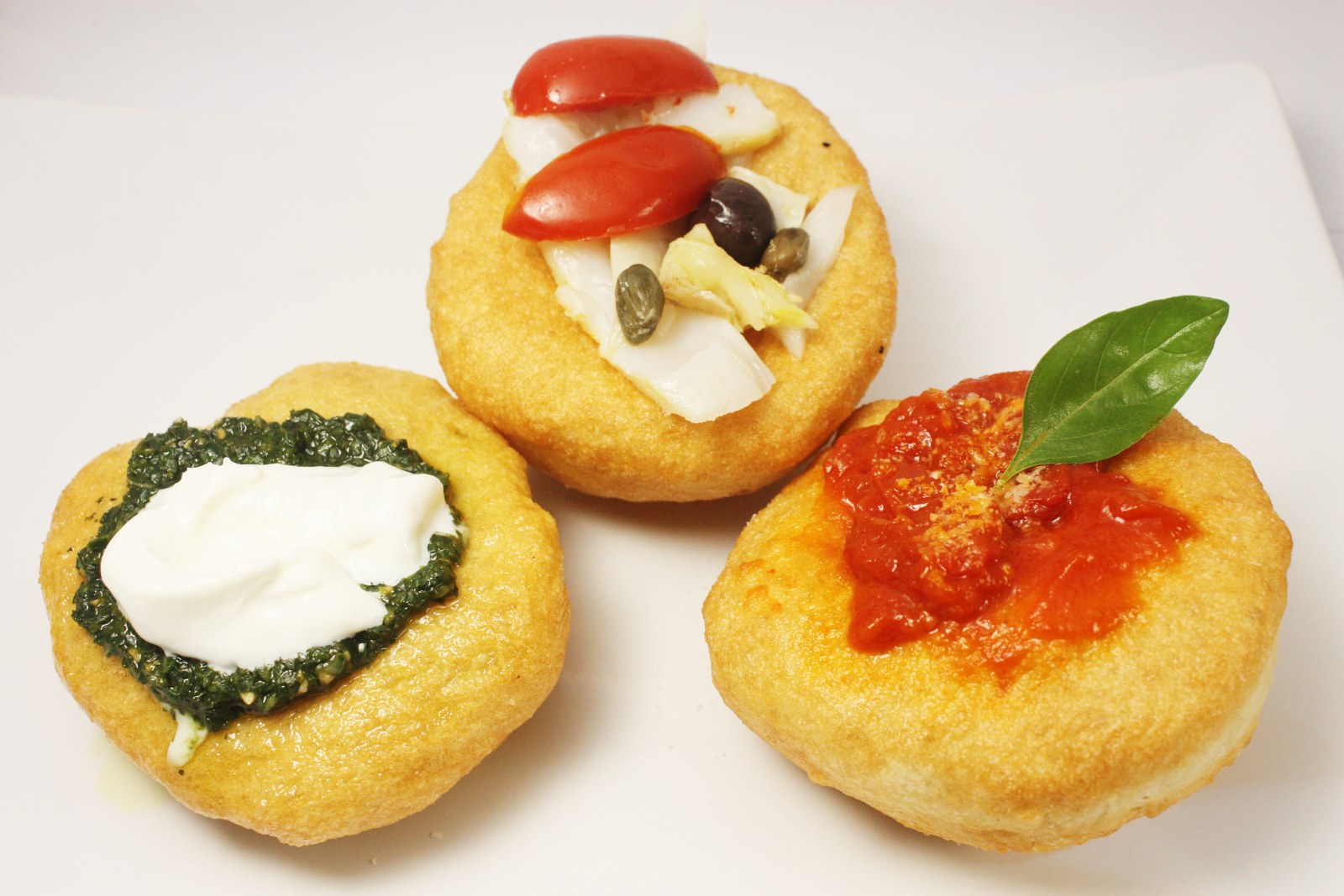 Montanare tricolore: classiche, con pesto e stracciatella di bufala, con stoccafisso, capperi ed olive