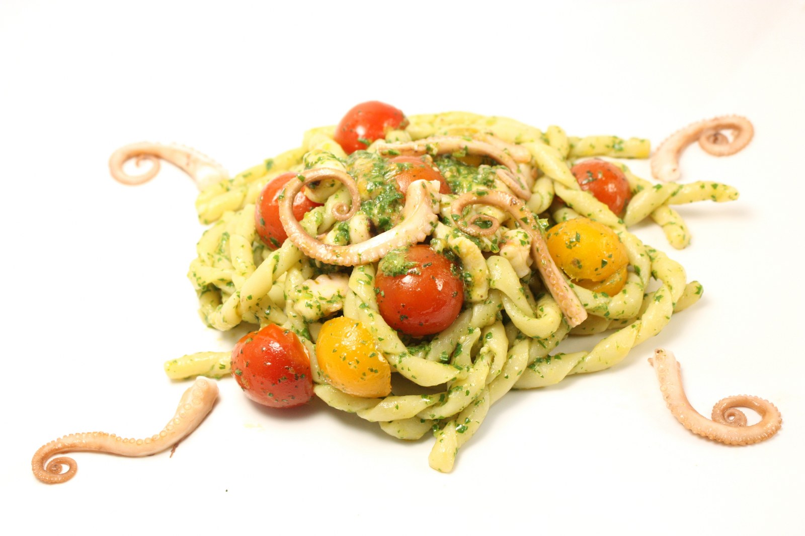 Fusilli al ferretto con pesto di rucola, polpo e pomodorini gialli e rossi