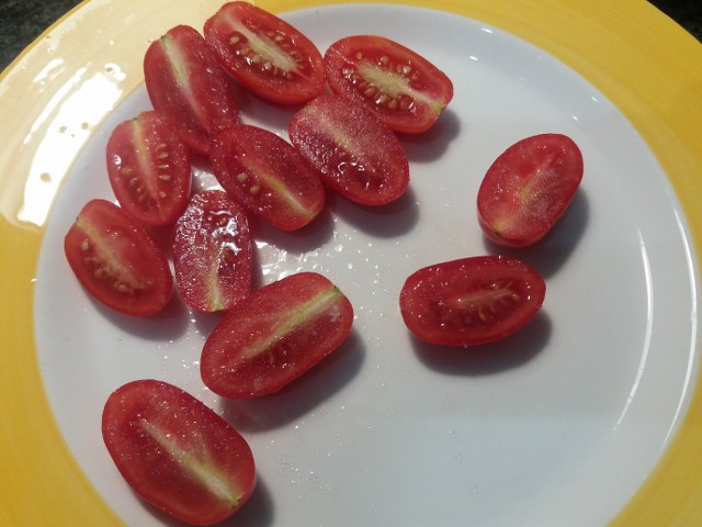 Mezze maniche alla carbonara con carciofi su fonduta di gorgonzola