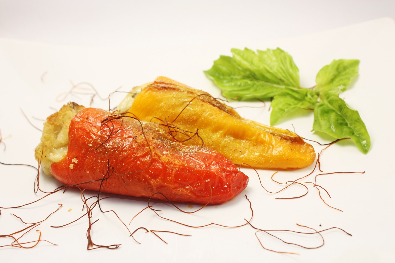 Peperoni imbottiti con olive, capperi, provola ed acciughe di Sciacca