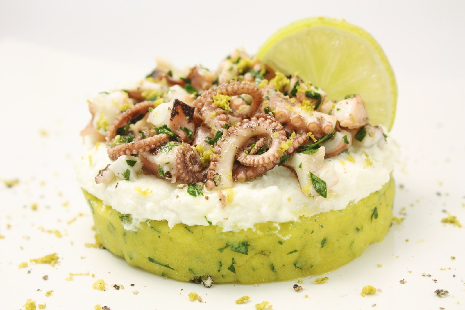 Polpo all&rsquo;insalata con lime su base di patate e ricotta di bufala