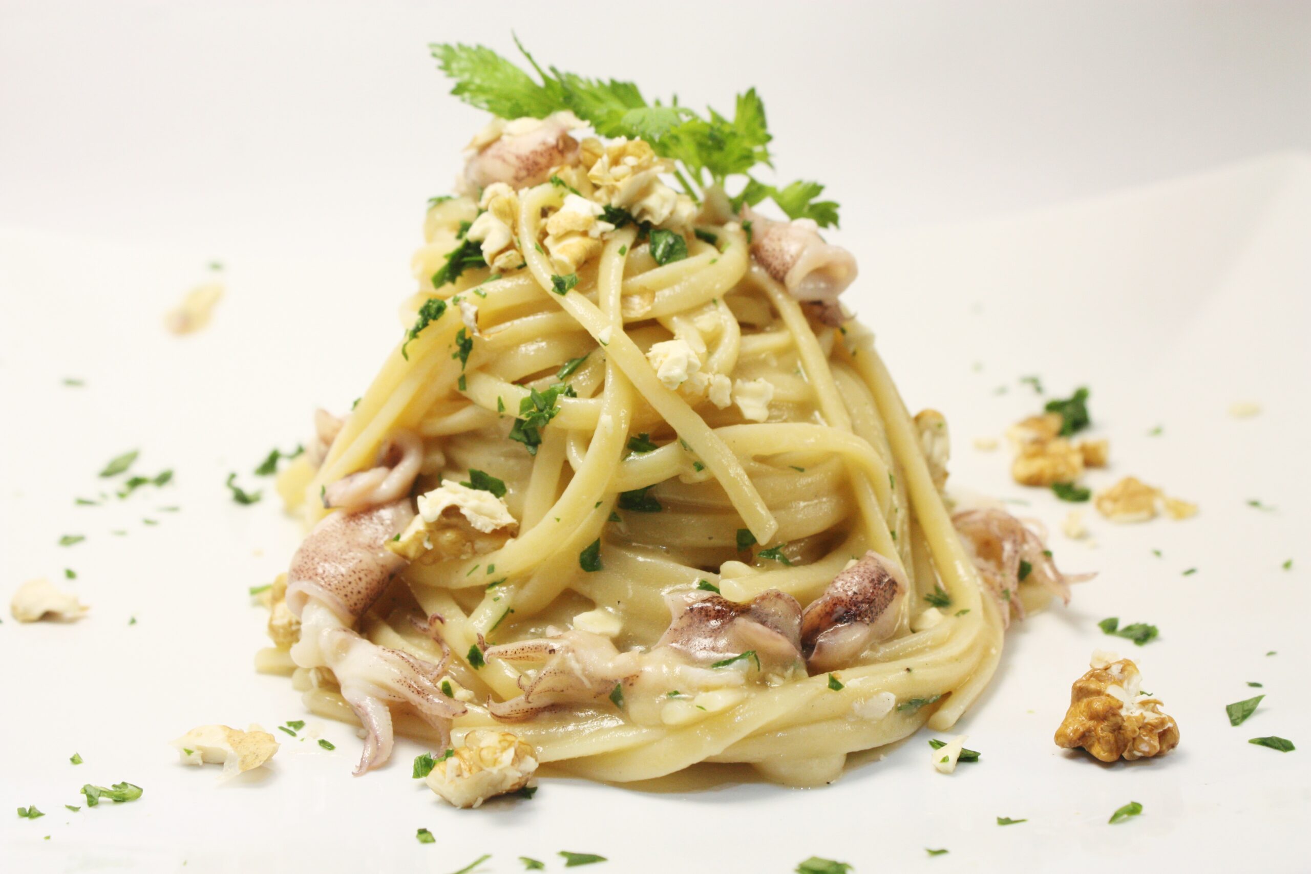 Linguine con crema di patate, noci e calamarelle