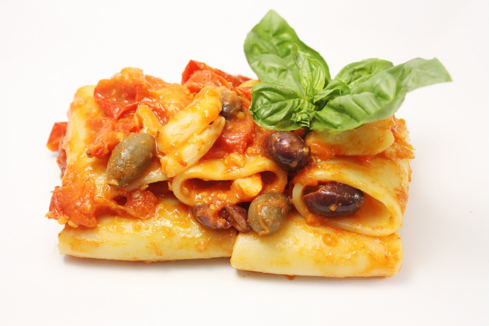 Paccheri al baccal&agrave; con pomodori del piennolo, olive nere e cucunci