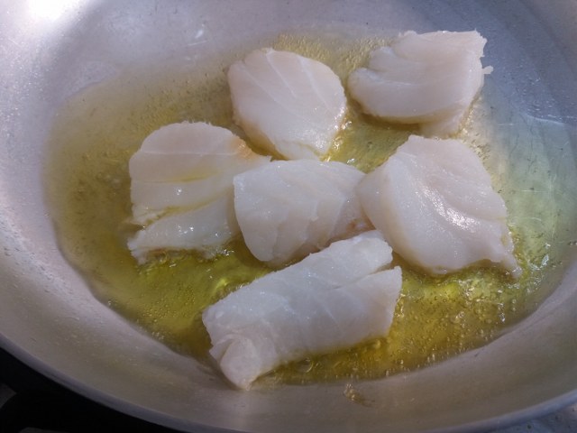 Salmone con crumble alla nocciola ed arancia su insalatina di carciofi