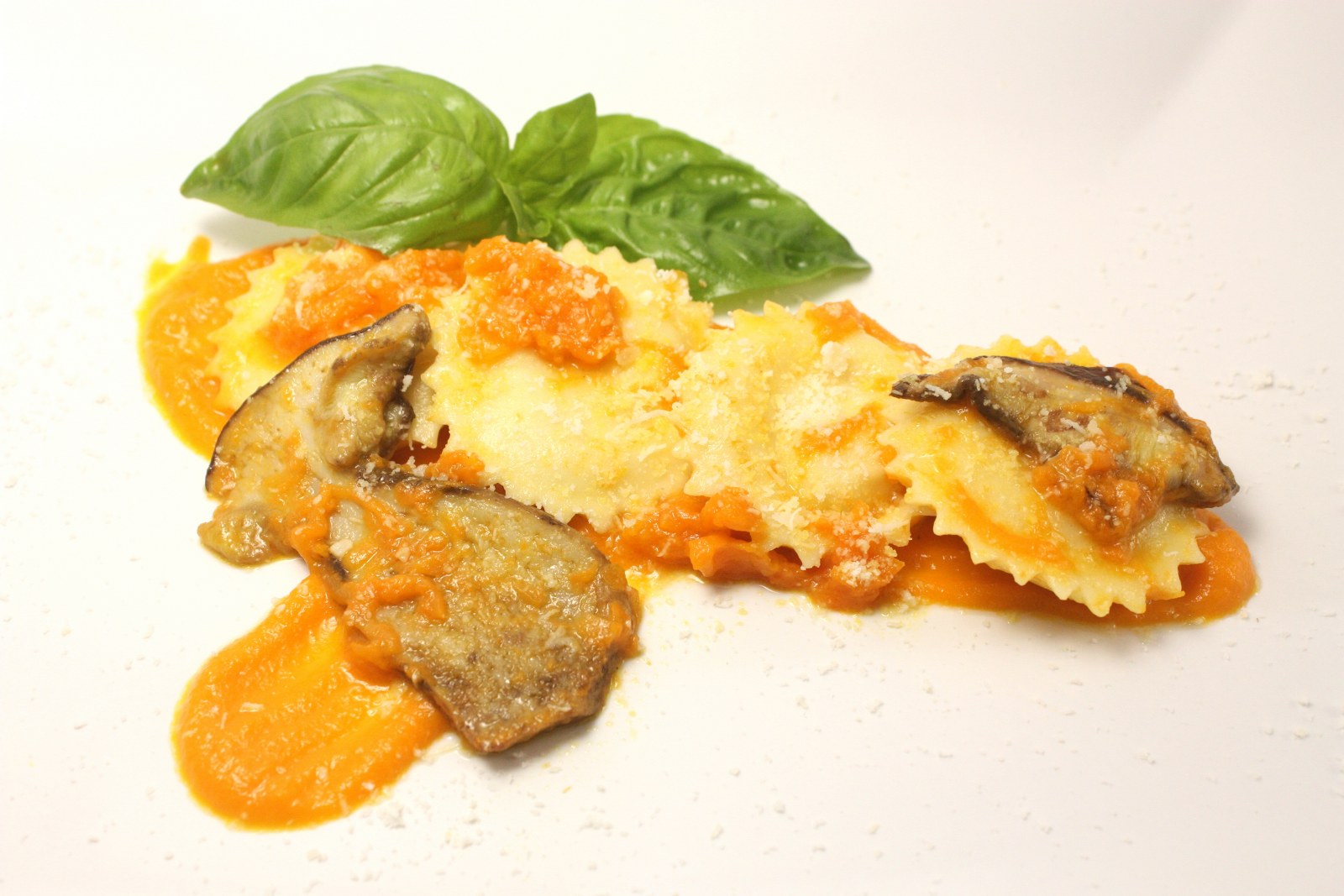 Ravioli ripieni di ricotta e mortadella con zucca e porcini