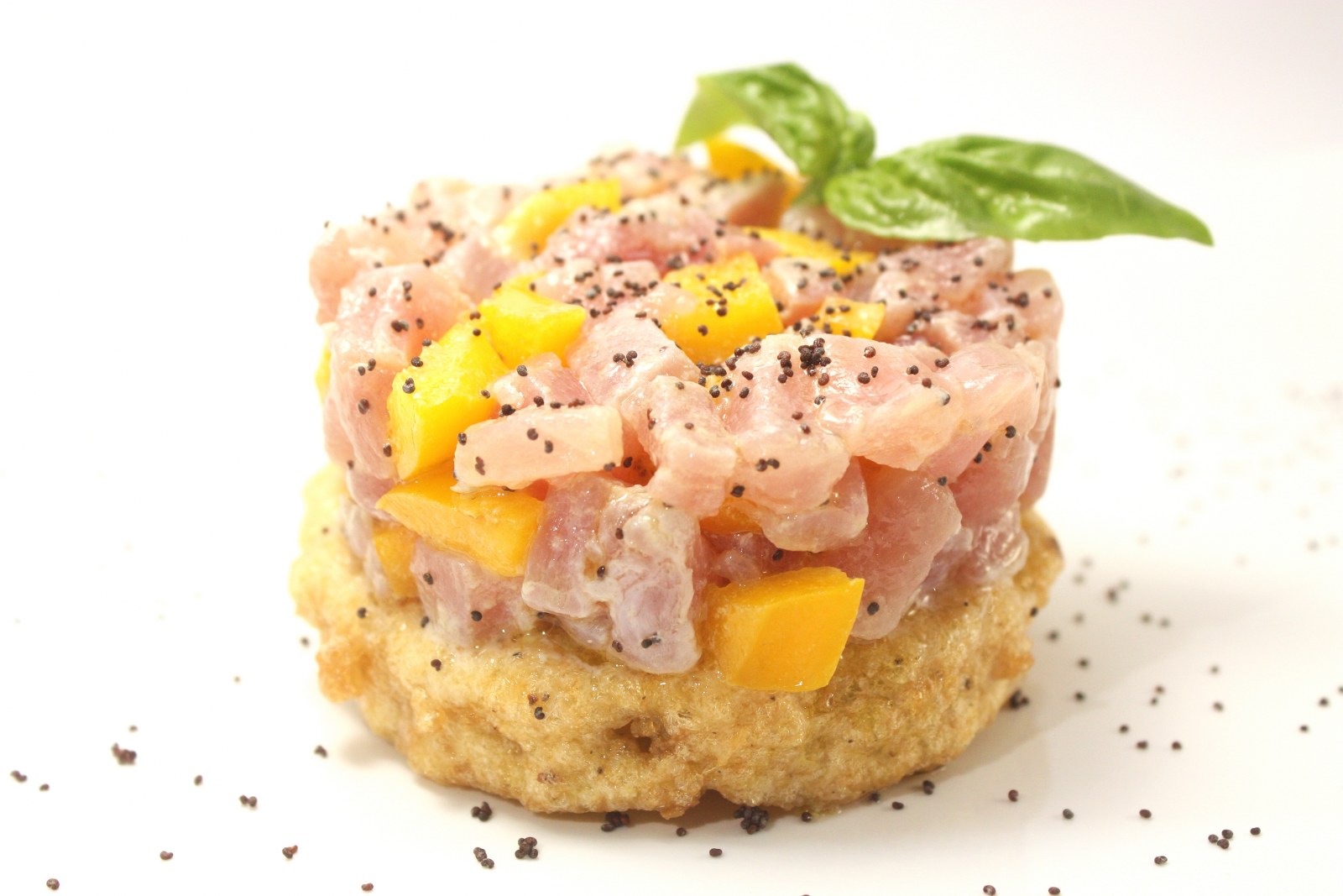 Tartara di tonno con peperone giallo su pane fritto