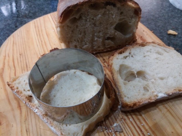 Tortelli ripieni di patate e baccalà con crema al burro e noci su vellutata di broccoli