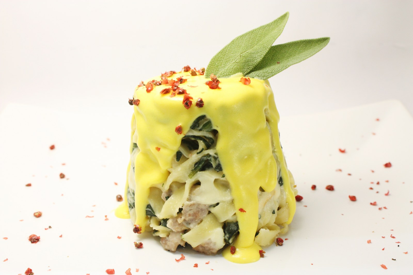 Timballo di tagliatelle con puntarelle, salsiccia e crema di parmigiano allo zafferano