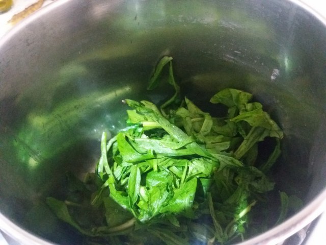 Gnocchi di patate viola con lardo di Pata Negra e carciofi su vellutata di patata americana