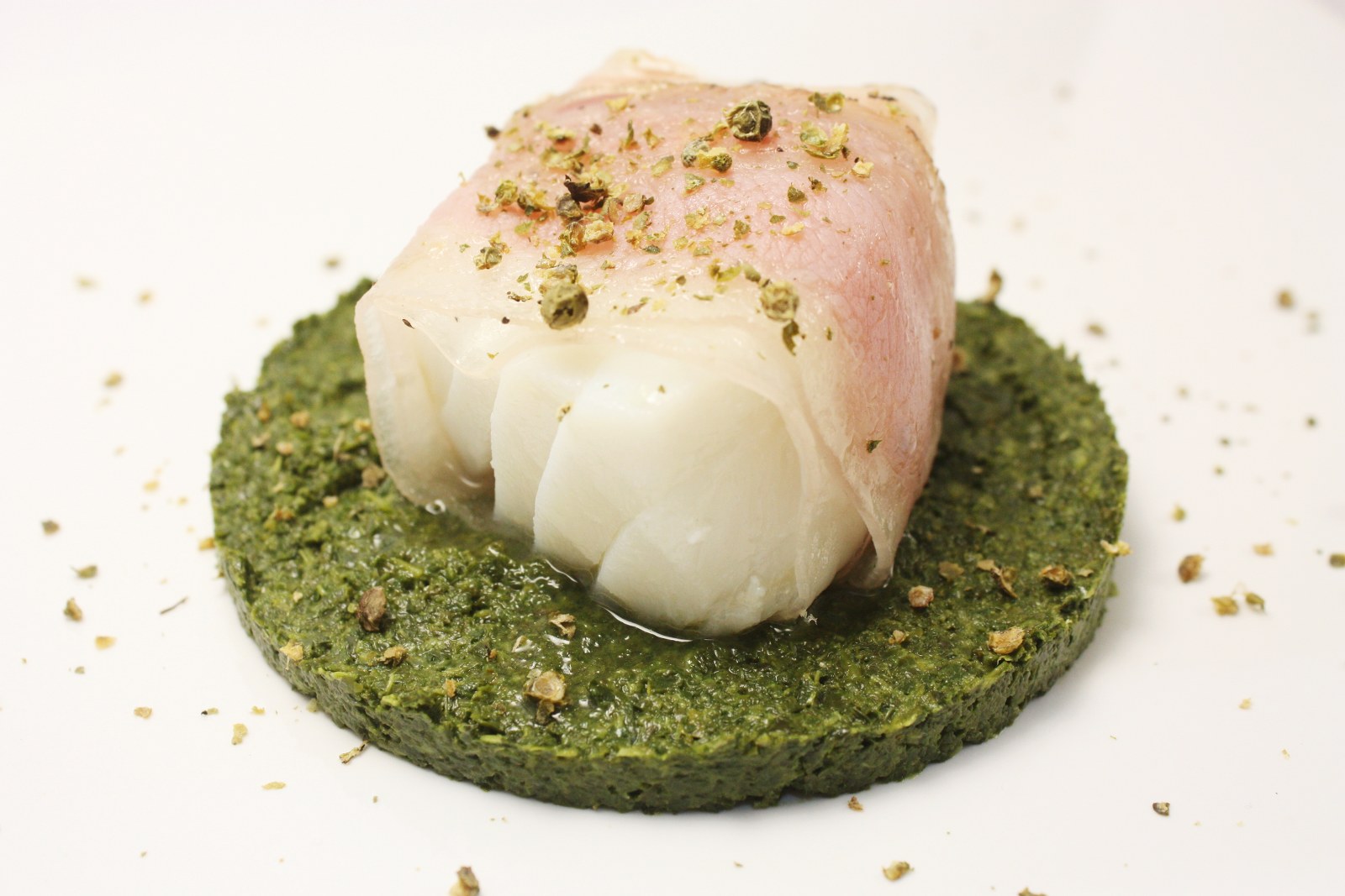 Filetto di spigola in crosta di pistacchi con emulsione al miele di castagno