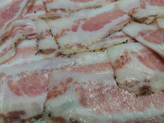 Linguine con bergamotto, ricotta di bufala, filetti di acciughe e pepe rosa