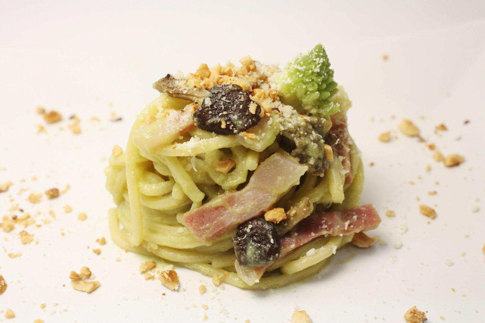Spaghetti alla chitarra con broccolo romanesco, pioppini, speck e nocciole